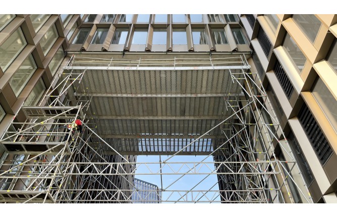 Pastolių platforma verslo centro statybose