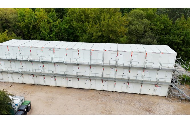 Estetiškas ir patogus konteinerių miestelis statybų aikštelėje