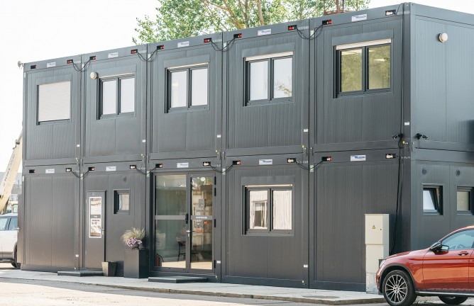 Modernios administracinės patalpos iš konteinerinių modulių Klaipėdoje