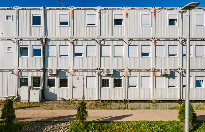 Konteinerinių patalpų kompleksas gamyklos modernizavimo laikotarpiu