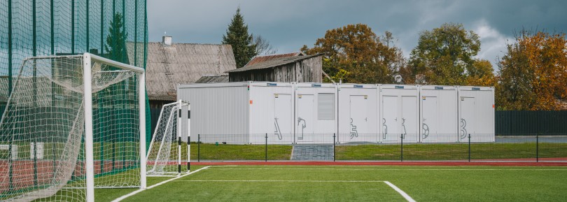Persirengimo kambariai sportininkams konteinerinėse patalpose