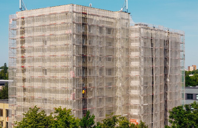 Fasadiniai pastoliai devynaukščio renovacijai