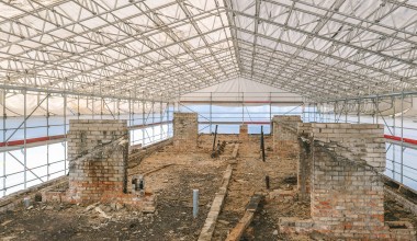 Laikinas stogas ir pastoliai daugiabučio renovacijai Utenoje