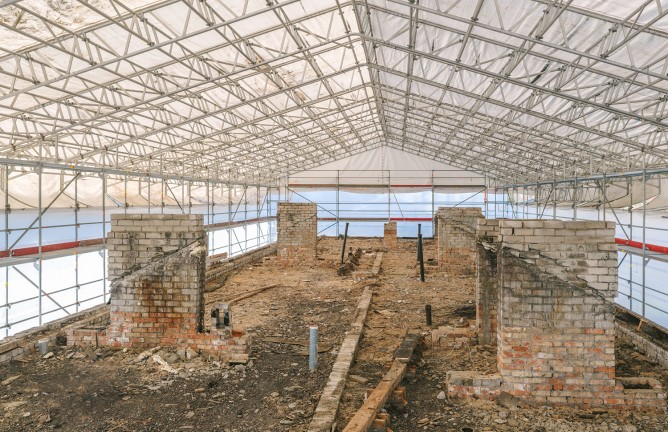 Laikinas stogas ir pastoliai daugiabučio renovacijai Utenoje