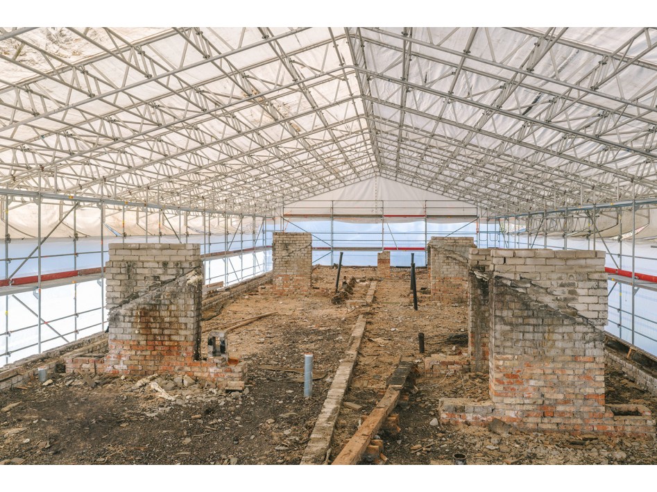 Laikinas stogas ir pastoliai daugiabučio renovacijai Utenoje