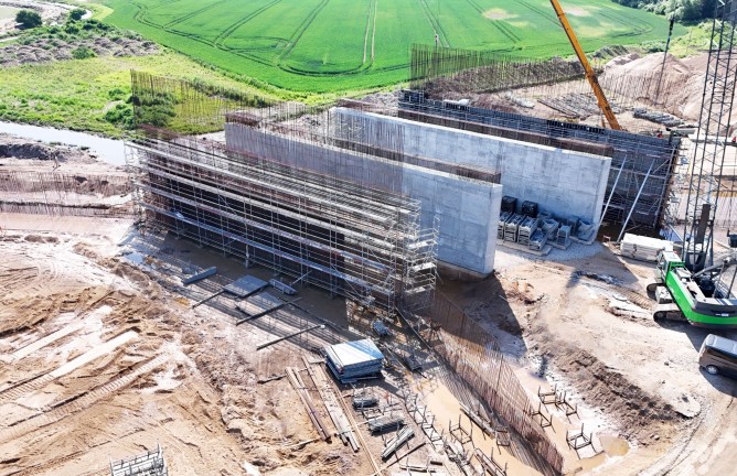 Kompleksiniai pastolių ir klojinių sprendimai geležinkelio tilto statybai 