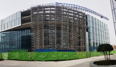 Laikančiųjų pastolių tiltas tarp dviejų pastatų