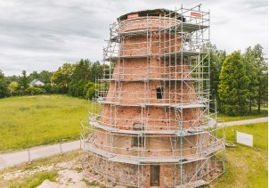 Modulinių pleištinių pastolių pritaikymas nestandartinio statinio renovacijai