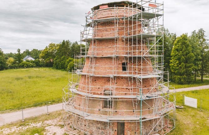 Modulinių pleištinių pastolių pritaikymas nestandartinio statinio renovacijai