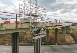 Važinėjantys pastoliai – sijų montavimui ir apdailos darbams ant tilto