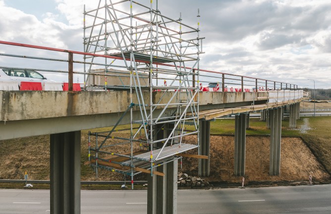 Važinėjantys pastoliai – sijų montavimui ir apdailos darbams ant tilto