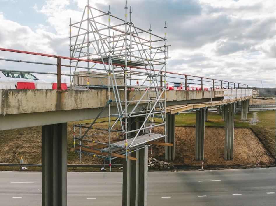 Važinėjantys pastoliai – sijų montavimui ir apdailos darbams ant tilto