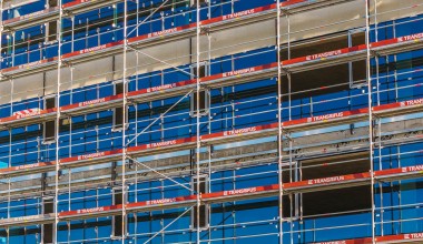Fasadiniai pastoliai naujos klinikos langų montavimo darbams