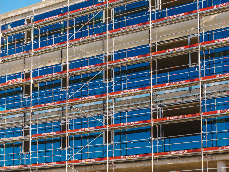 Fasadiniai pastoliai naujos klinikos langų montavimo darbams