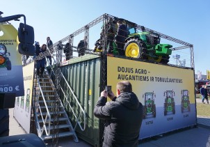 Jūriniai konteineriai - platforma traktoriui Jūriniai konteineriai - platforma traktoriui