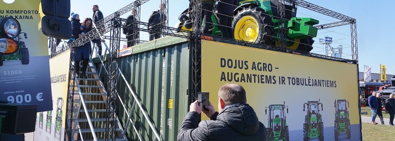 Jūriniai konteineriai - platforma traktoriui Jūriniai konteineriai - platforma traktoriui