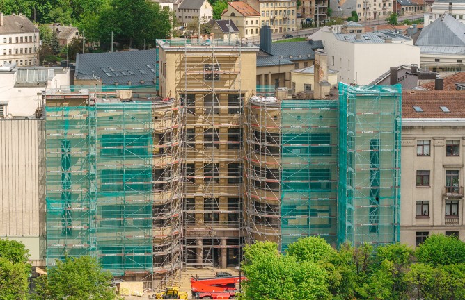Fasadiniai pastoliai Kauno centrinio pašto rūmų rekonstrukcijai