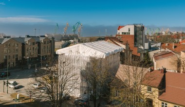 Laikinas stogas ir pastoliai daugiabučio renovacijai Klaipėdoje
