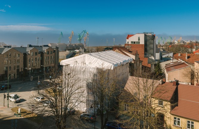 Laikinas stogas ir pastoliai daugiabučio renovacijai Klaipėdoje