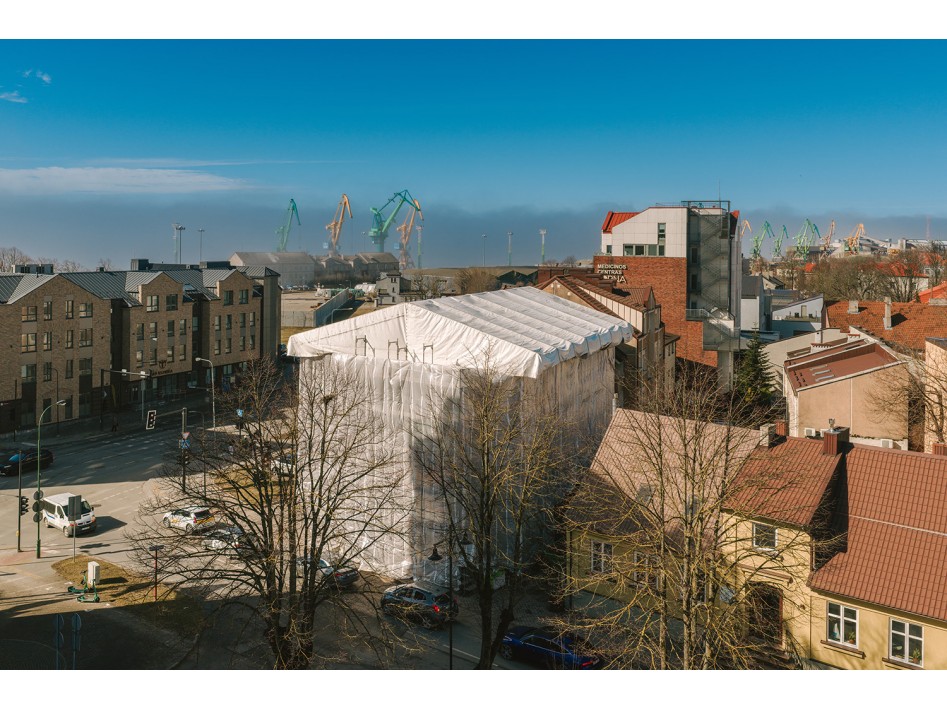 Laikinas stogas ir pastoliai daugiabučio renovacijai Klaipėdoje