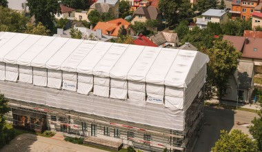 Laikinas stogas daugiabučio rekonstrukcijai Šiauliuose: darbai tęsiasi nepriklausomai nuo oro sąlygų