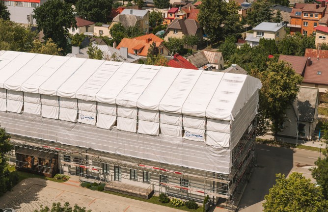 Laikinas stogas daugiabučio rekonstrukcijai Šiauliuose: darbai tęsiasi nepriklausomai nuo oro sąlygų