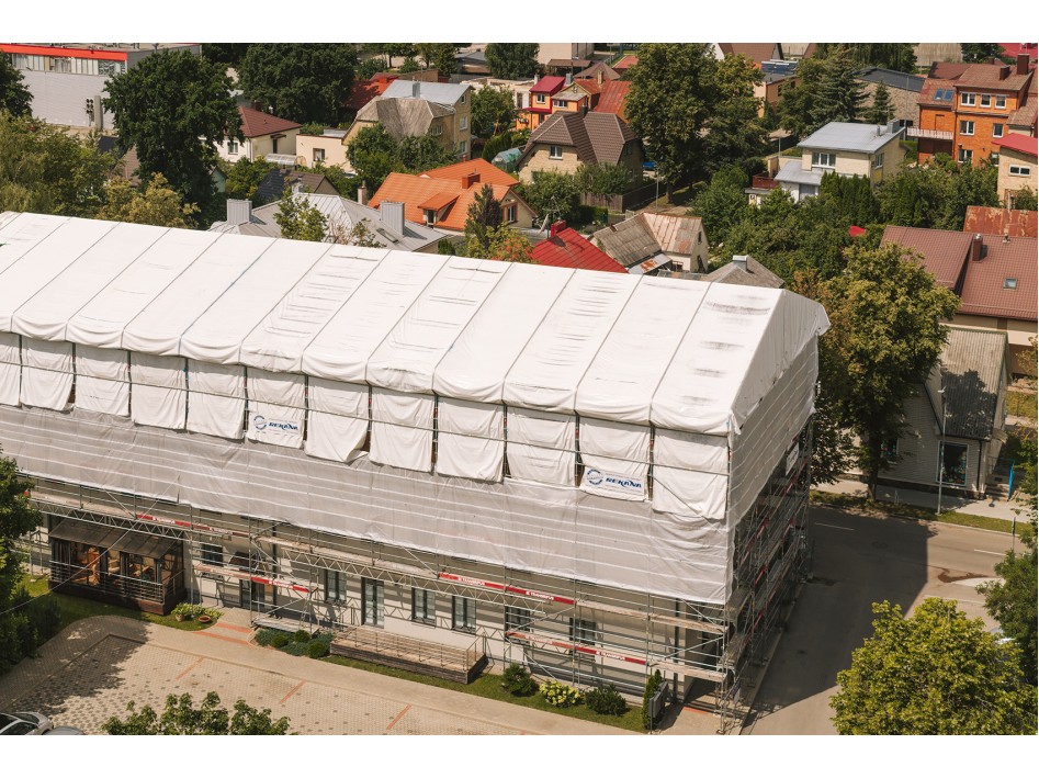 Laikinas stogas daugiabučio rekonstrukcijai Šiauliuose: darbai tęsiasi nepriklausomai nuo oro sąlygų