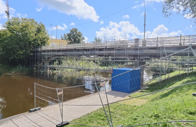 Modulinių pastolių nuoma pėsčiųjų tilto atnaujinimo darbams
