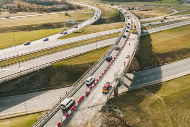 Važinėjantys pastoliai – sijų montavimui ir apdailos darbams ant tilto