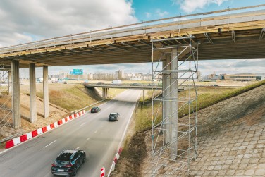 Važinėjantys pastoliai – sijų montavimui ir apdailos darbams ant tilto