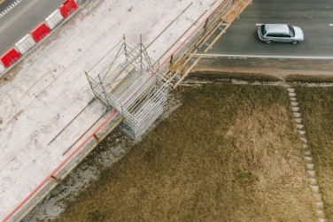 Važinėjantys pastoliai – sijų montavimui ir apdailos darbams ant tilto