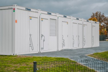 Persirengimo kambariai sportininkams konteinerinėse patalpose