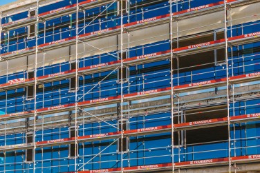 Fasadiniai pastoliai naujos klinikos langų montavimo darbams