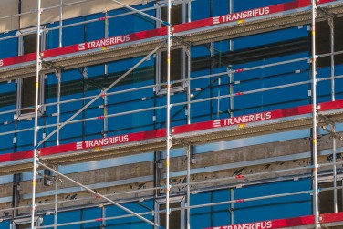 Fasadiniai pastoliai naujos klinikos langų montavimo darbams
