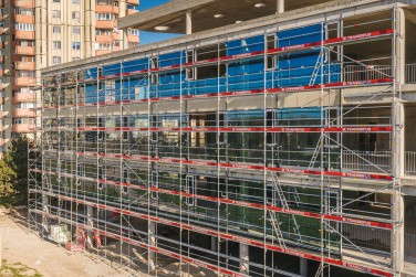 Fasadiniai pastoliai naujos klinikos langų montavimo darbams