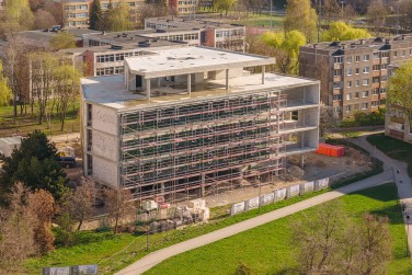 Fasadiniai pastoliai naujos klinikos langų montavimo darbams