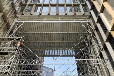 Pastolių platforma verslo centro statybose