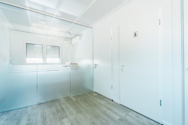 Modernios administracinės patalpos iš konteinerinių modulių Klaipėdoje