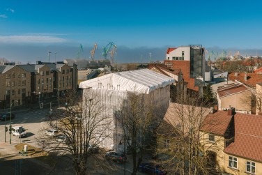 Laikinas stogas ir pastoliai daugiabučio renovacijai Klaipėdoje