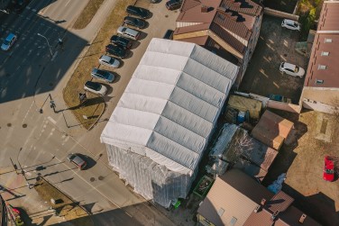 Laikinas stogas ir pastoliai daugiabučio renovacijai Klaipėdoje