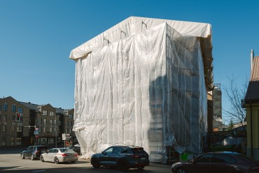 Laikinas stogas ir pastoliai daugiabučio renovacijai Klaipėdoje
