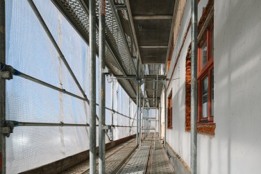 Laikinas stogas ir pastoliai daugiabučio renovacijai Klaipėdoje