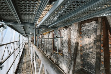 Laikinas stogas ir pastoliai daugiabučio renovacijai Klaipėdoje