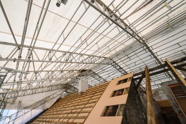 Laikinas stogas ir pastoliai daugiabučio renovacijai Klaipėdoje