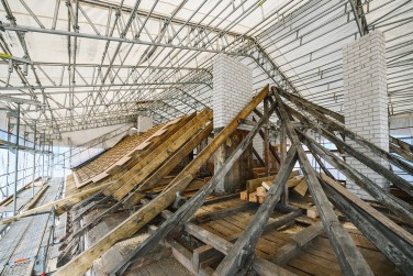 Laikinas stogas ir pastoliai daugiabučio renovacijai Klaipėdoje