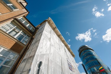 Laikinas stogas ir pastoliai daugiabučio renovacijai Klaipėdoje