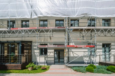 Laikinas stogas daugiabučio rekonstrukcijai Šiauliuose: darbai tęsiasi nepriklausomai nuo oro sąlygų