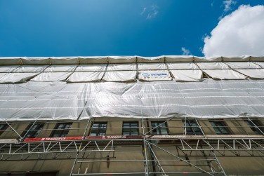 Laikinas stogas daugiabučio rekonstrukcijai Šiauliuose: darbai tęsiasi nepriklausomai nuo oro sąlygų