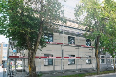 Laikinas stogas daugiabučio rekonstrukcijai Šiauliuose: darbai tęsiasi nepriklausomai nuo oro sąlygų