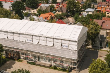 Laikinas stogas daugiabučio rekonstrukcijai Šiauliuose: darbai tęsiasi nepriklausomai nuo oro sąlygų